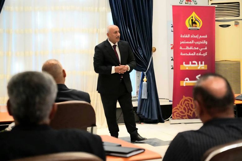 محافظ كربلاء يلقي محاضرة تطويرية لتأهيل القيادات الشابة في الإدارة والقيادة