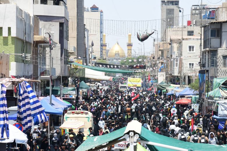 بالصور..بالرغم من درجات الحرارة العالية..يتواصل الزحف المليوني صوب كربلاء الإيثار