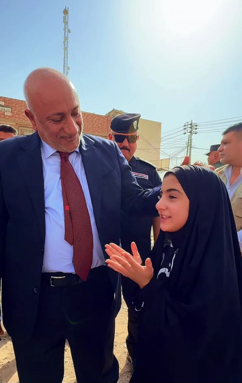 محافظ كربلاء يلبي نداء طفلة كربلائية لتطوير منطقتها وتغليف المبزل