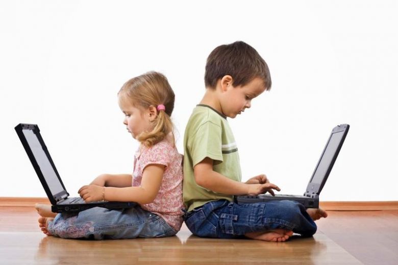 دراسة تكشف اضطراباً خطيراً لدى الأطفال بسبب الأجهزة الذكيّة
