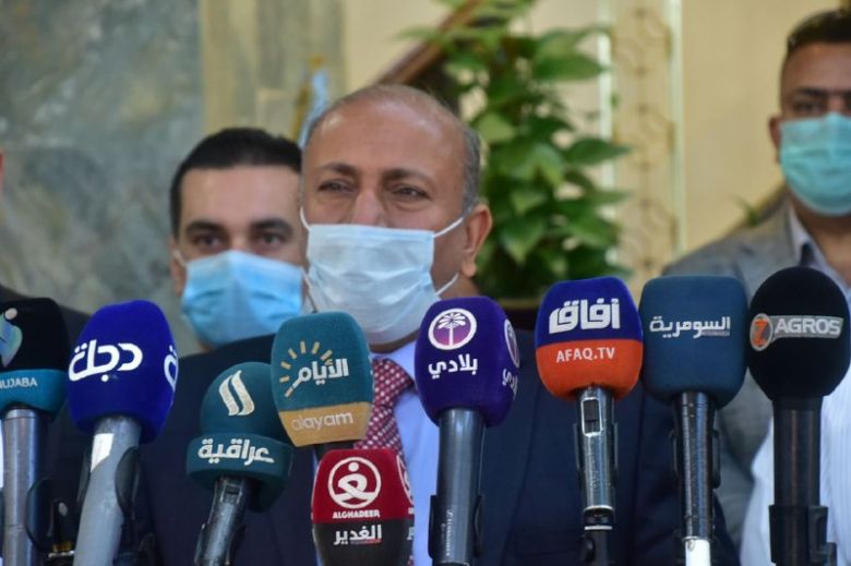 محافظ كربلاء المقدسة :يوجه عمال الأفران والبقالين بإرتداء الكفوف والكمامات ويتوعد المخالفين بعقوبات رادعة
