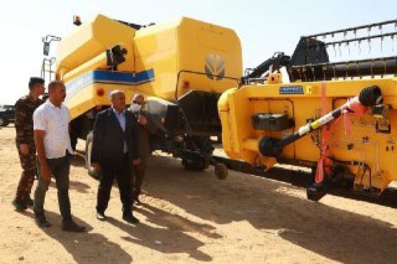 محافظ كربلاء المقدسة يزور مزارع الحنطة و يطمئن المزارعين ممن لم يكملوا معاملاتهم