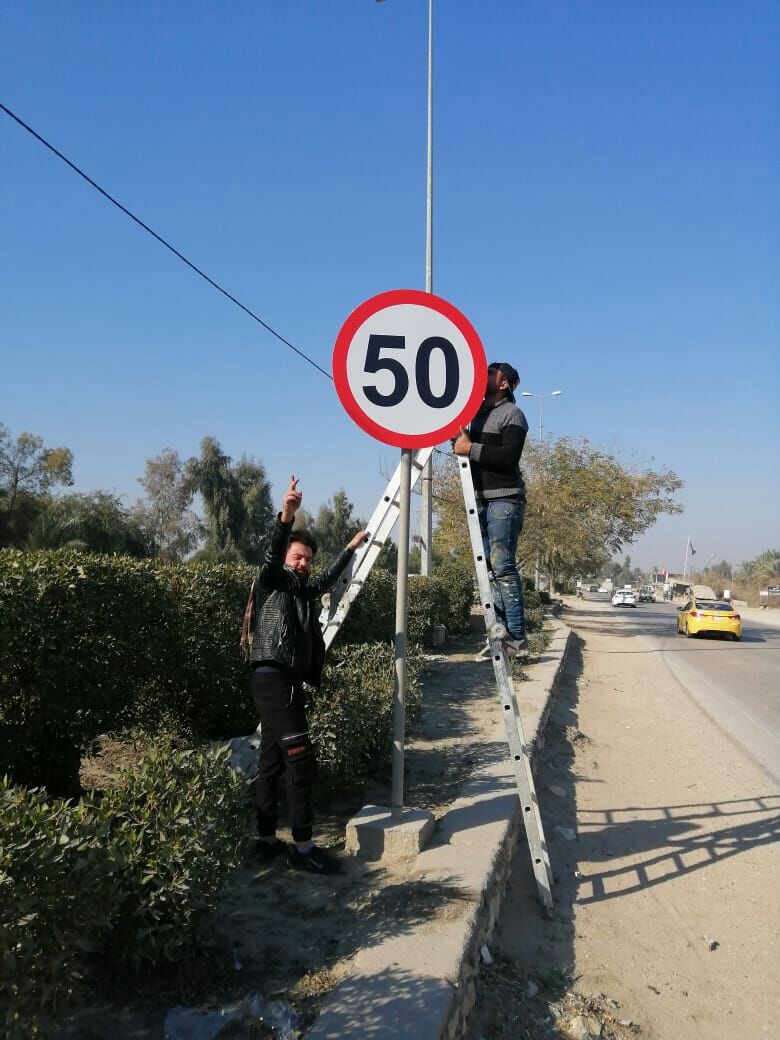 طرق وجسور كربلاء تقوم بنصب العلامات المرورية بمنطقة السياحي