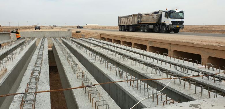 طرق وجسور كربلاء تشرف على مشروع إكساء طريق البو حميره