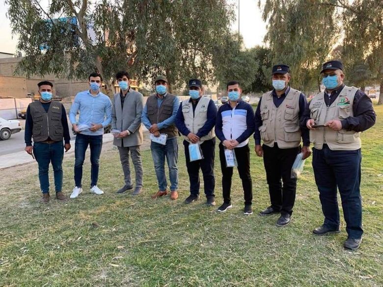 فريق عطاء طلبة جامعة الوارث يشارك الإعلام والشرطة المجتمعية بحملة كبرى لتوزيع الكمامات الطبية