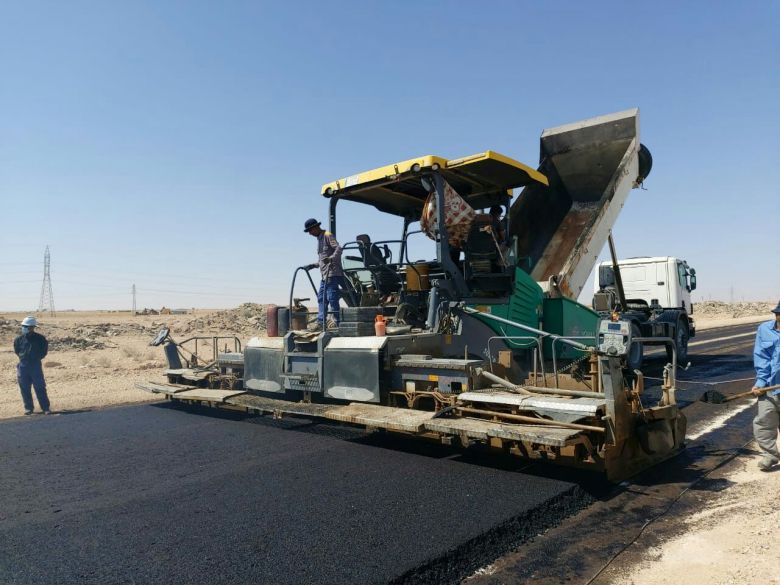 بنسبة انجاز اقتربت من ٧٠% ...طرق وجسور كربلاء تواصل العمل بطريق الرزازة