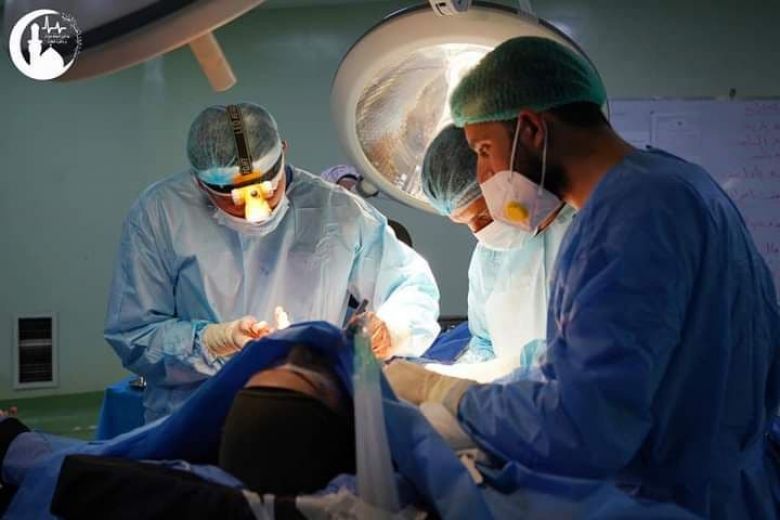 طاقم جراحيٍ مُتخصص بكربلاء ينجحُ بعمليةٍ نادرةٍ ومُعَقدةٍ بزراعة ثدي