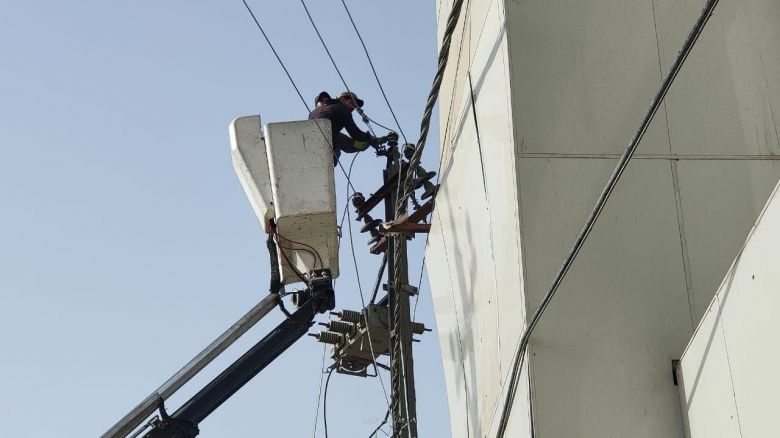 كهرباء كربلاء تواصل عملها بنصب محطة المغلف في الحسينية