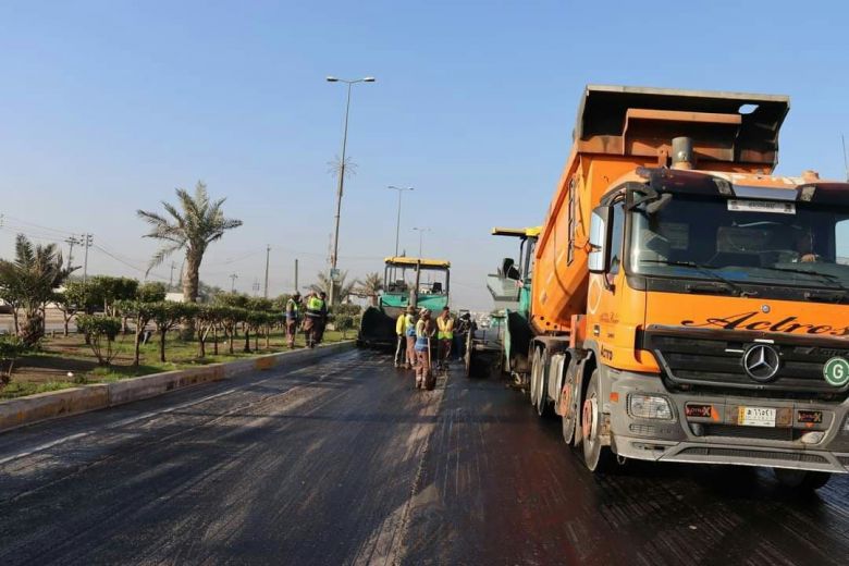 الطرق والجسور تباشر بإكساء طريق كربلاء _بغداد(ممر الاياب )ضمن أعمال المرحلة الثانية