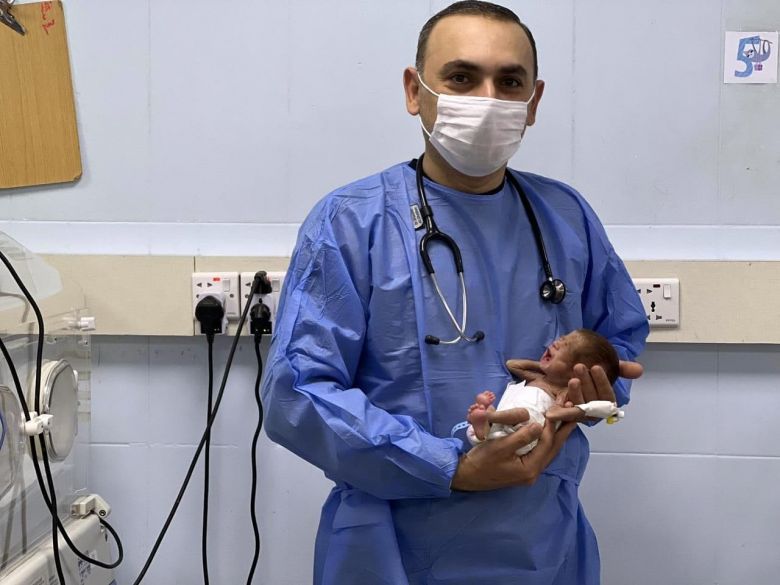 70 يوماً من الجهود الإستثنائية ... مستشفى حكومي بكربلاء تُبقي طفلاً خديجاً وزنه 750 غم على قيد الحياة