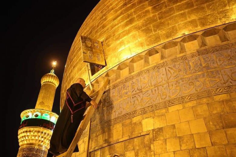 كربلاء الان.. البدء بمراسيم تبديل رايتي الامام الحسين واخية العباس( عليهما السلام)