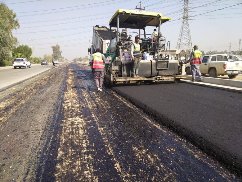 بالصور.. استمرار اعمال الاكساء في تطوير وتأهيل مدخل كربلاء/ الهندية