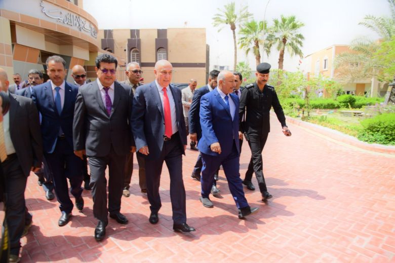 محافظ كربلاء يستقبل وزير البيئة في مبنى المحافظة