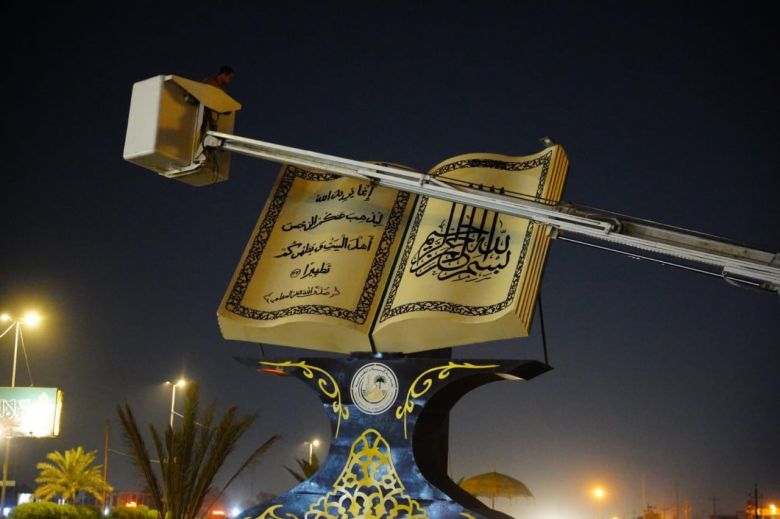 مجسّم فخم للقرآن الكريم يزيّن أحد أجمل شوارع كربلاء المقدسة