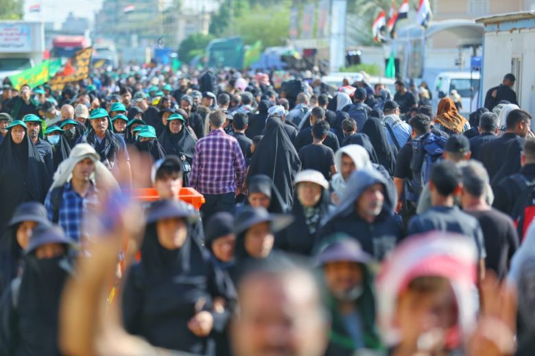 بالصور.. شارع حكومي يحتضن مئات الزائرين سيراً على الاقدام في كربلاء