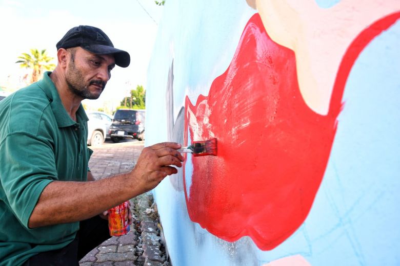 رسام كربلائي يسخر ألوانه وريشته لإيصال رسائل هادفة للإجيال القادمة