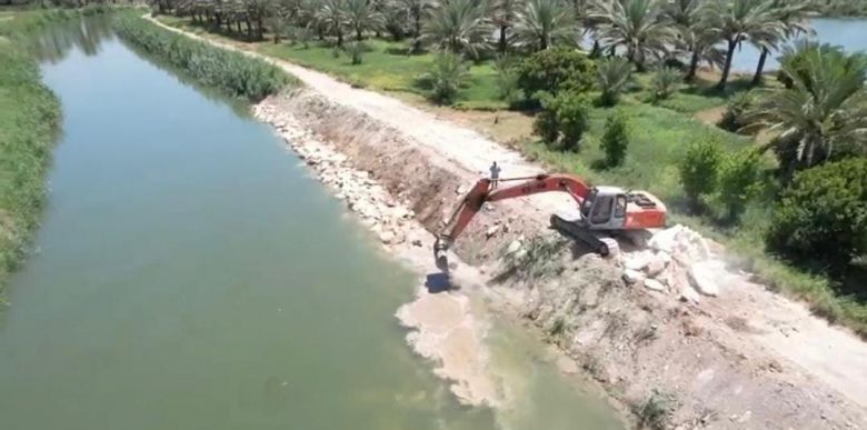 الموارد المائية في كربلاء تنجز اعمال التكسية الحجرية  لجدول الحسينية