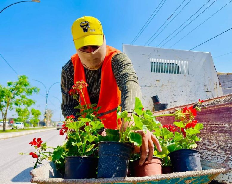 لكربلاء اجمل.. بلدية الحسينية تواصل حملاتها بزراعة الورود والشتلات الموسمية
