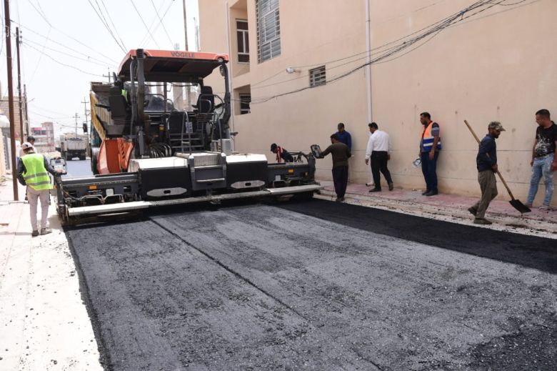 المباشرة بتأهيل وتعبيد (٢١) شارعا في ملحق المعلمين بقضاء الحر