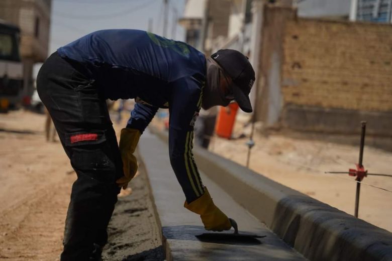 بلدية كربلاء تباشر باعمال صب القالب الجانبي لأرصفة شوارع حي البلديات