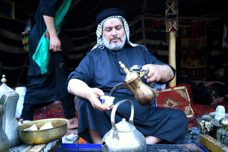 بالصور.. القهوة العربية تسقى للزائرين بنكهة الكرم والولاء