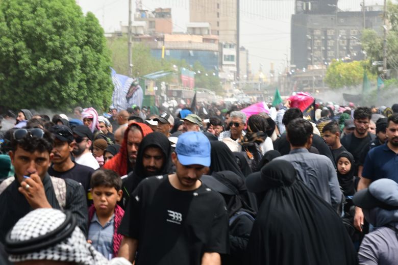 بالصور.. سائرون بدرب الحسين يتحدّون حرارة الشمس