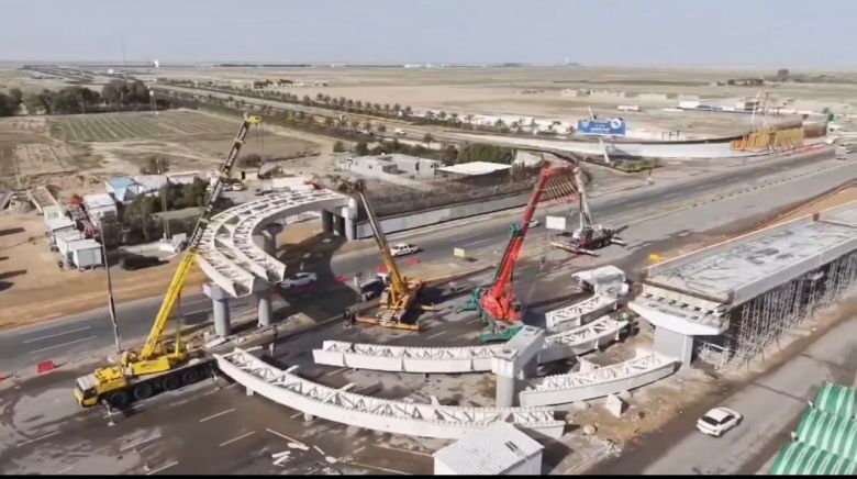 ربط وتنصيب الروافد الحديدية  لمجسر طريق مدخل المطار ( كربلاء - النجف الاشرف) للمرحلة الثانية