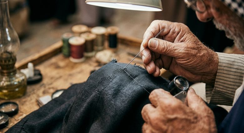 في زاوية النسيان.. إبرة تُعيد للثوب عمره الثاني