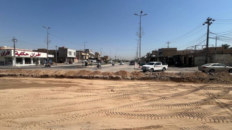 بلدية الحر تواصل أعمال تأهيل شارع بطول 520 متراً في حي القادسية