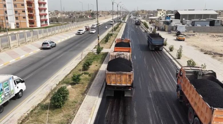 بلدية الحر.. تباشر بإكساء شارع بطول (1750) متراً ضمن القضاء